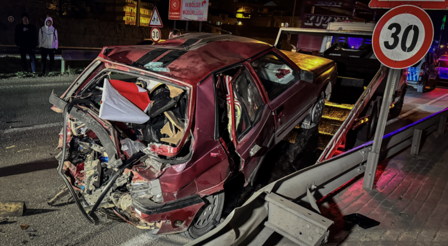 Bursa'da aracın patlayan lastiğini değiştiren kişilere otomobil çarptı! Ölü ve yaralılar var