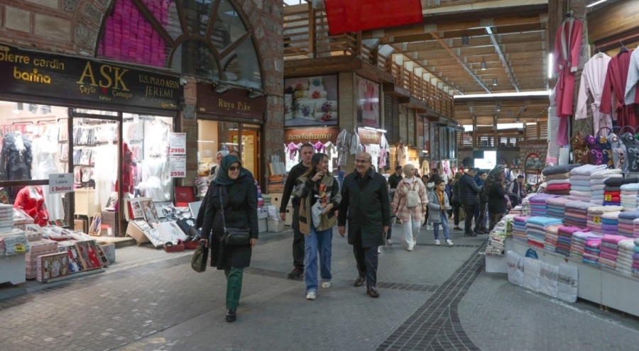 Bursa Valisi Demirtaş, ailesiyle Tarihi Çarşı'yı gezdi
