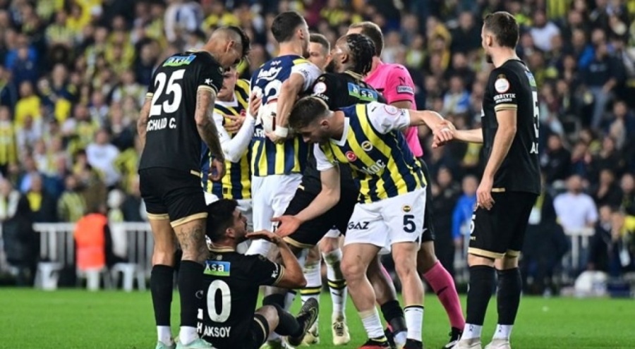 Fenerbahçe ile Galatasaray birbirine girdi!