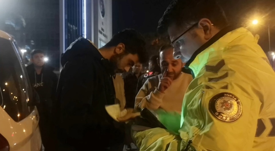 Bursa'da ehliyetsiz sürücü kontrolden çıkıp üst geçidin ayağına çarptı