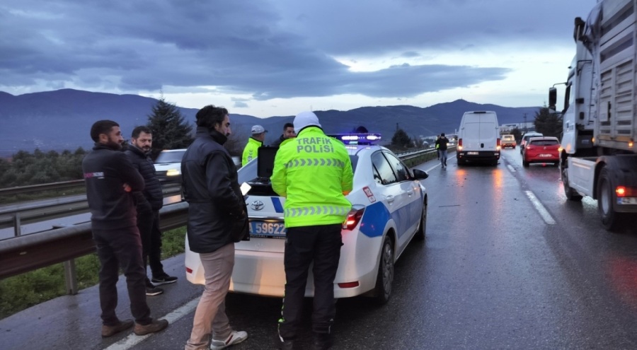 Bursa'da 5 araç birbirine girdi! 2 polis ölümden döndü