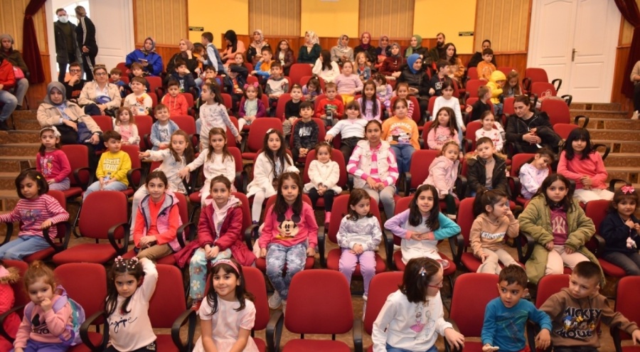 Bursa'da 'Masal Fabrikası' çocuk tiyatrosu seyircilerle buluştu
