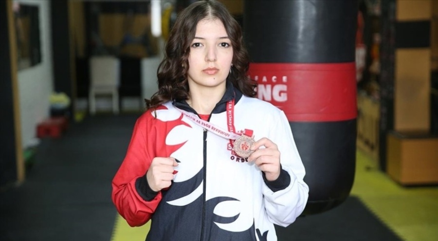 Kick boksçu Özgül, madalya kazanınca baygınlık geçirdiği anı anlattı