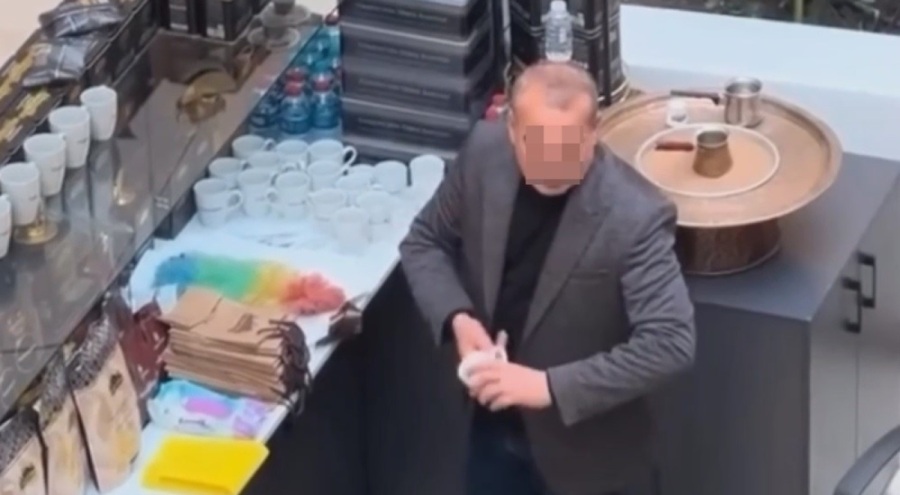 Kahve dükkanında tükürüklü temizlik!