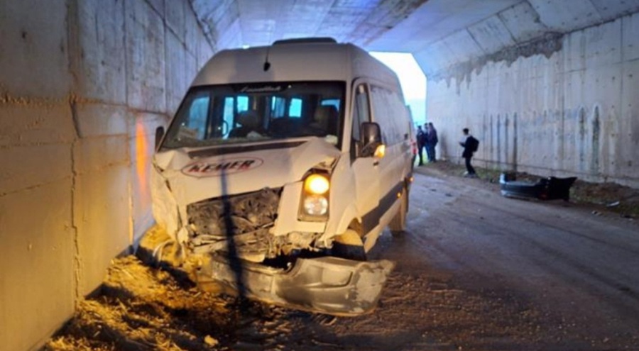 Öğrenci servisi ile otomobil çarpıştı: Çok sayıda...