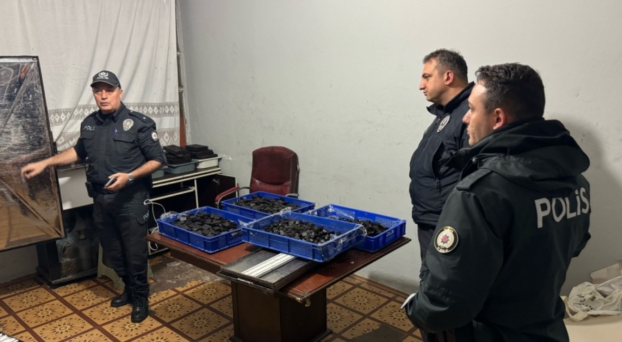 Bursa'da kaçak çikolata imalathanesine baskın