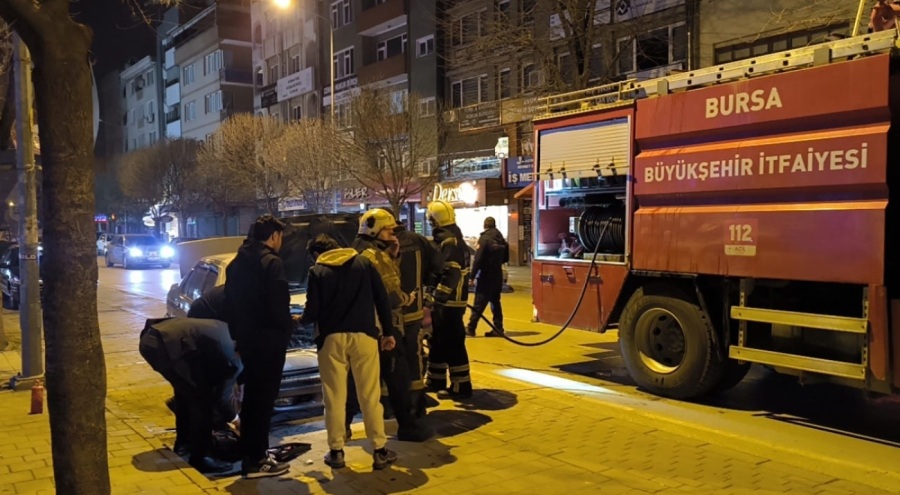 Bursa İnegöl'de park halindeki araçta çıkan yangın hasara yol açtı