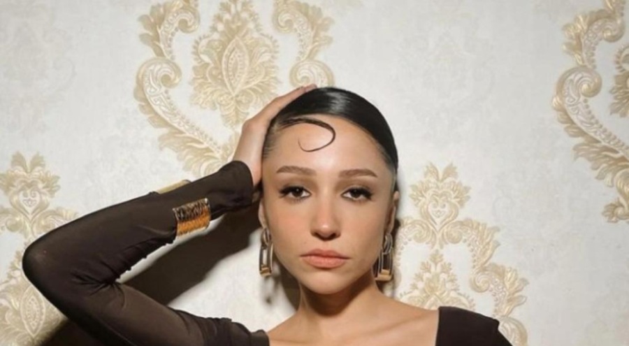 Zeynep Bastık'ın iddialı elbisesiyle sosyal medyayı salladı