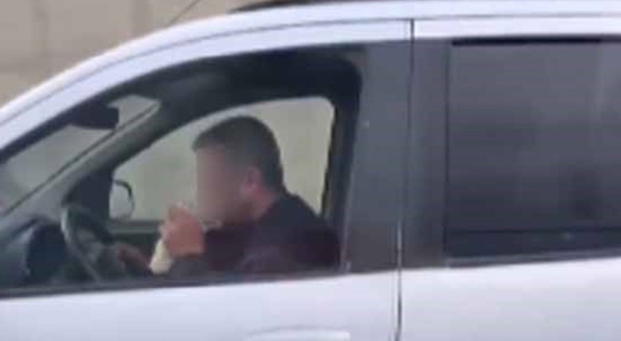 Seyir halindeyken sürücüden şoke eden hareket!