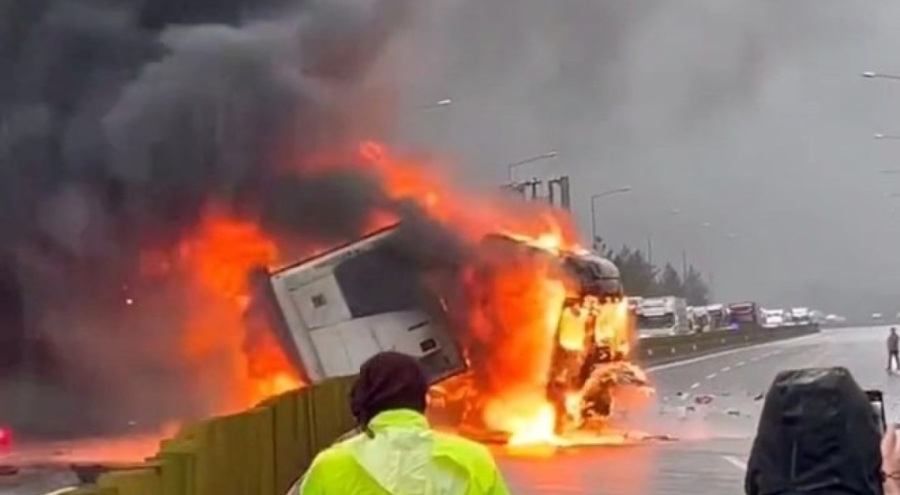 Otoyolda cayır cayır yandı: Yolcular tahliye edildi