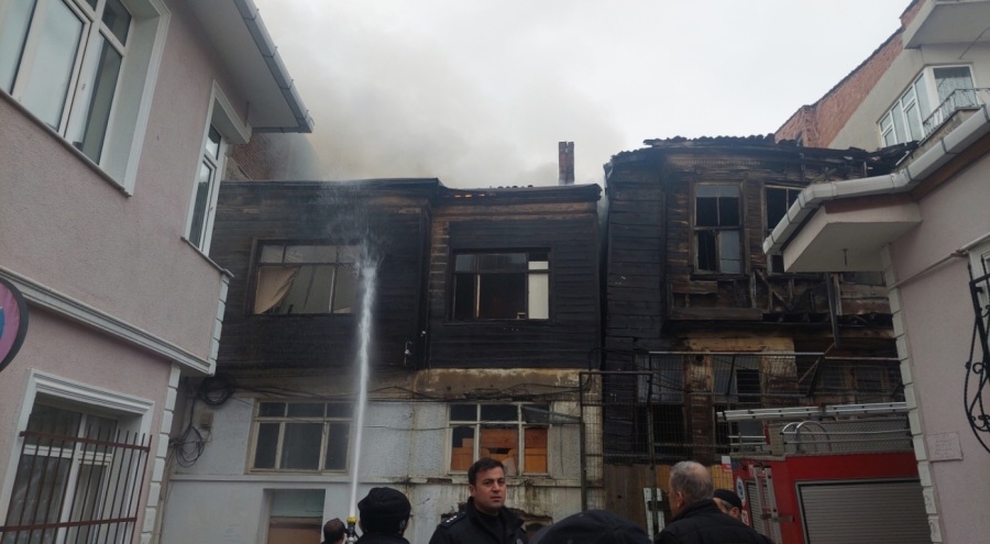 Metruk bina cayır cayır yandı