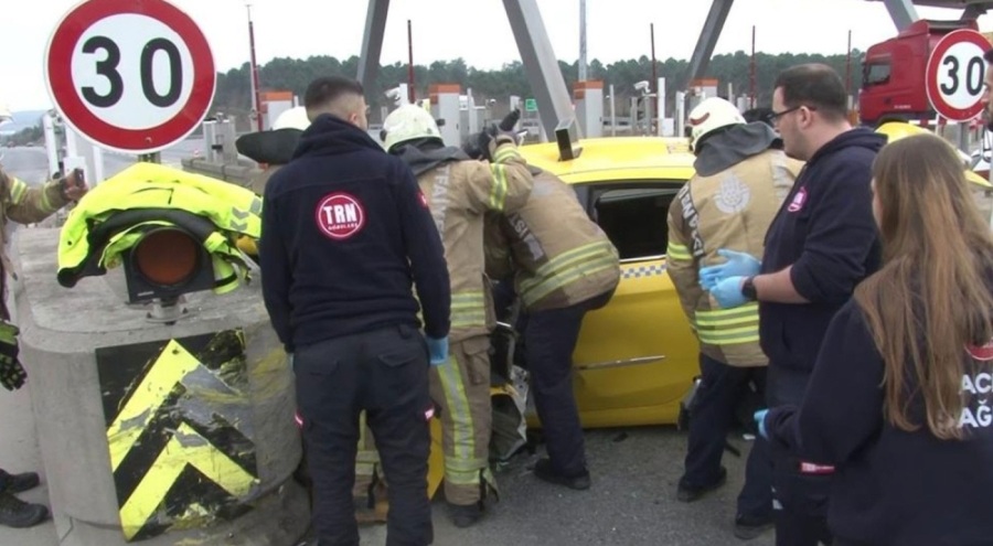 Kuzey Marmara Otoyolu'nda feci kaza! Ticari taksi gişeye çarptı