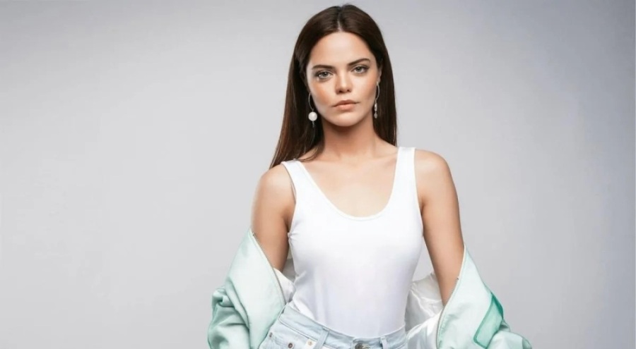 Hilal Altınbilek iddialı elbisesiyle geceye damga vurdu!