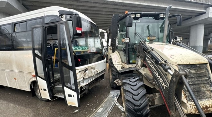Halk otobüsü iş makinesi ile çarpıştı: 8 yaralı