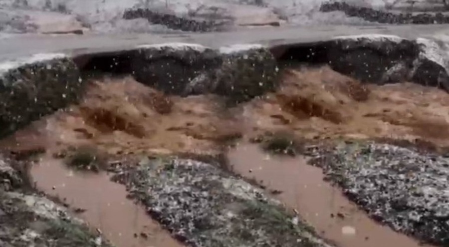 Elazığ'da sel yüzünden dereler taştı, yollar çöktü