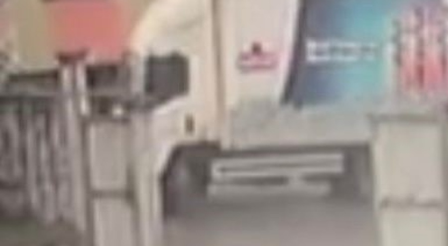 Geri manevra yapan kamyonetin altında kaldı!