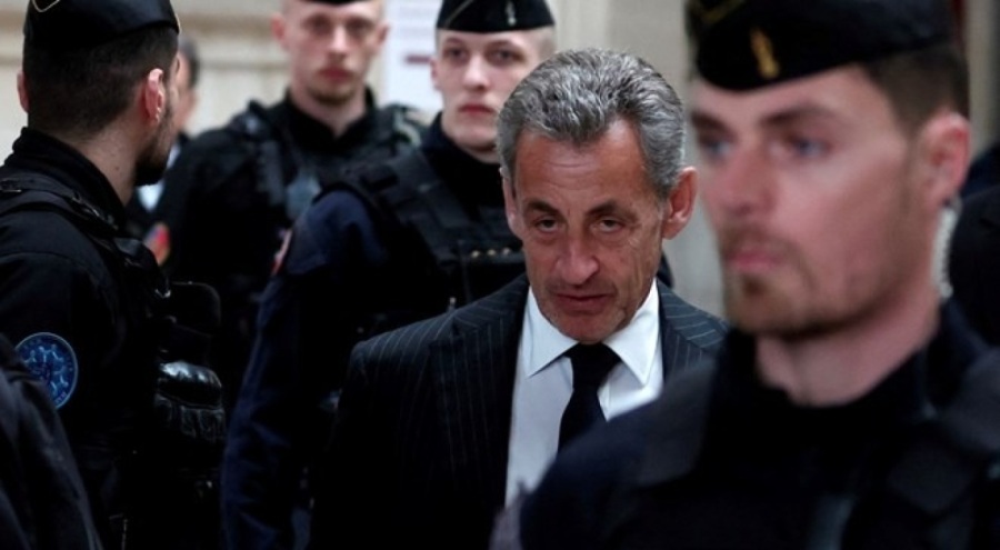 Eski Fransa Cumhurbaşkanı'na hapis cezası