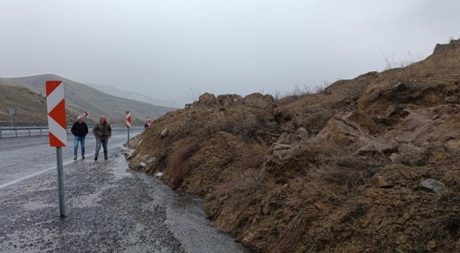 Muş-Erzurum karayolunda heyelan oldu