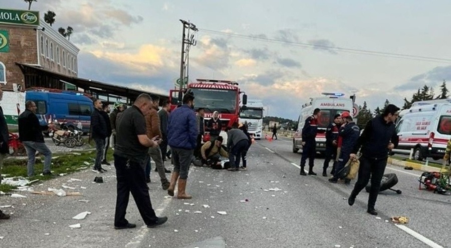 Balıkesir'de mermer yüklü TIR ile minibüs çarpıştı: 9 yaralı var!