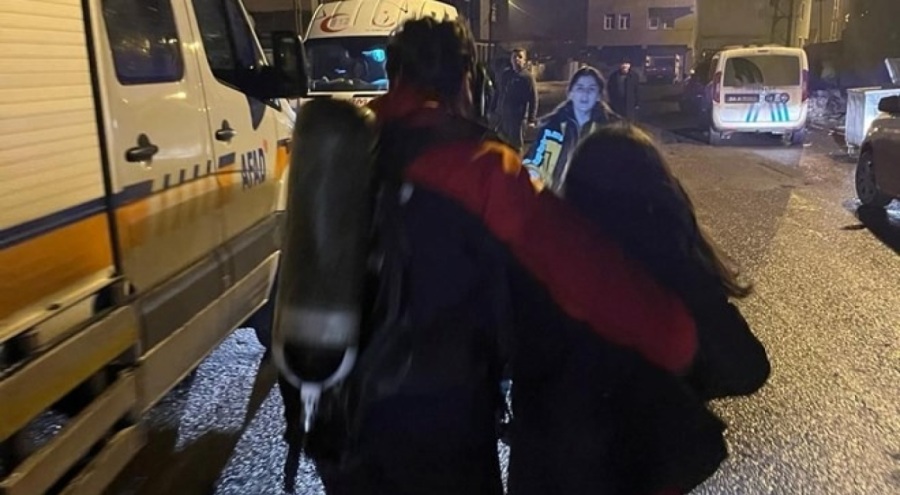 4 kişi yangında mahsur kaldı!