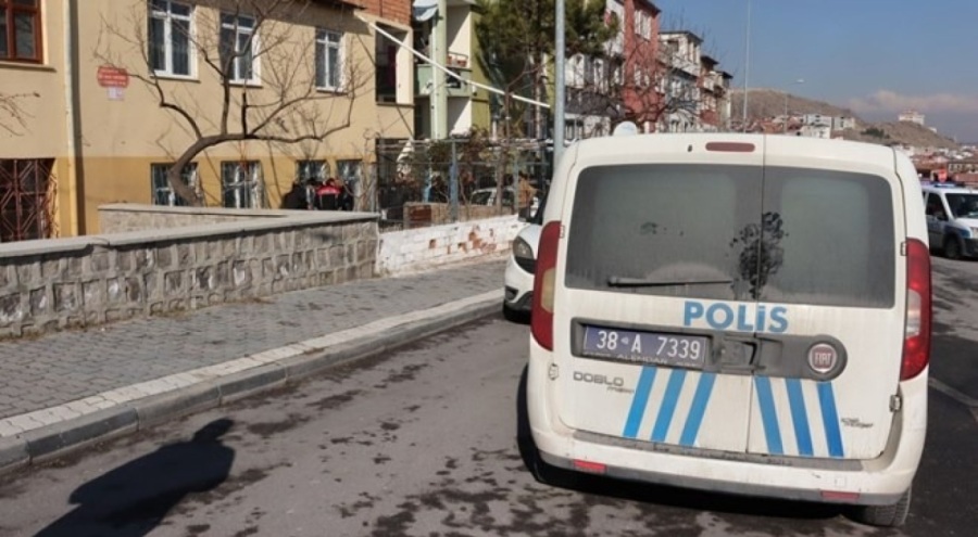 Kocasının rehin aldığı kadını polis kurtardı