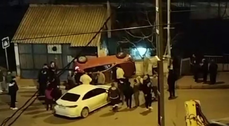 İlginç kaza: Otomobil kaldırımda yan durdu