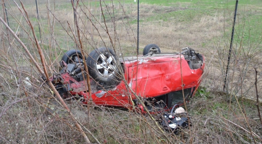 Otomobil şarampole uçtu!