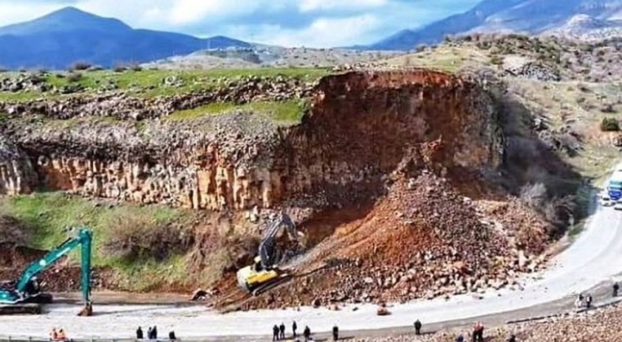 Bitlis-Baykan kara yolunda heyelan