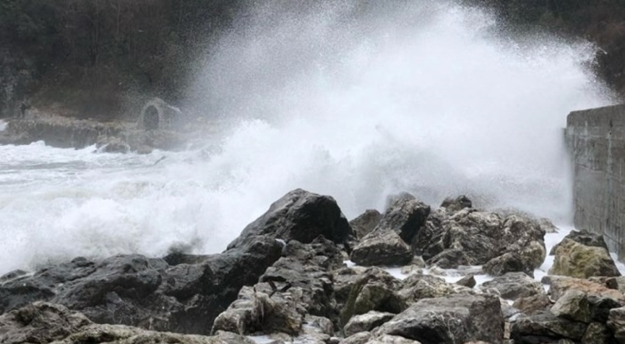 Zonguldak'ta fırtınada dalgalar devleşti