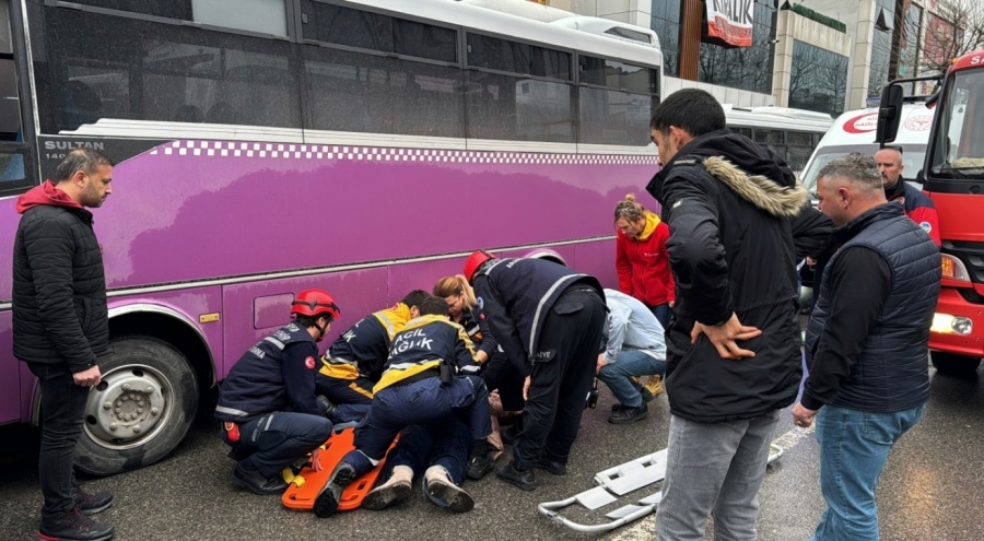 Kadın, geri manevra yapan otobüsün altında kaldı