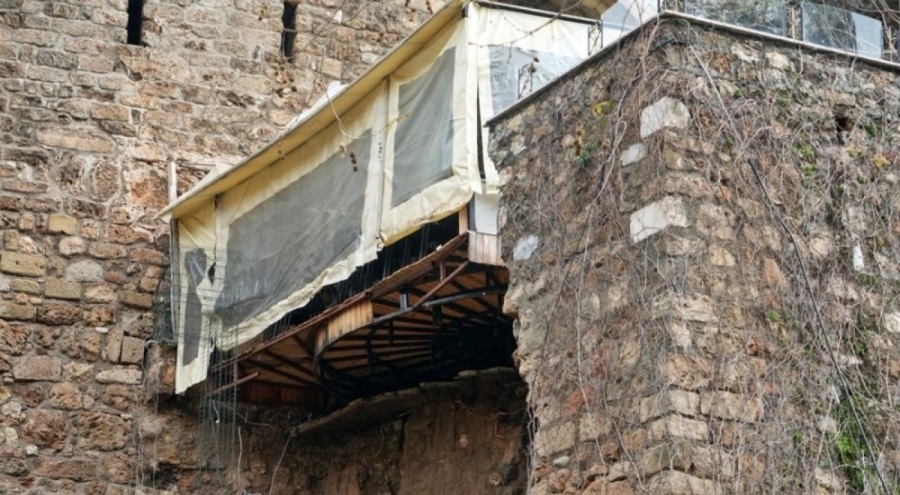 Sağanak yağış sonrası tarihi Kaleiçi'ndeki surlar yıkıldı