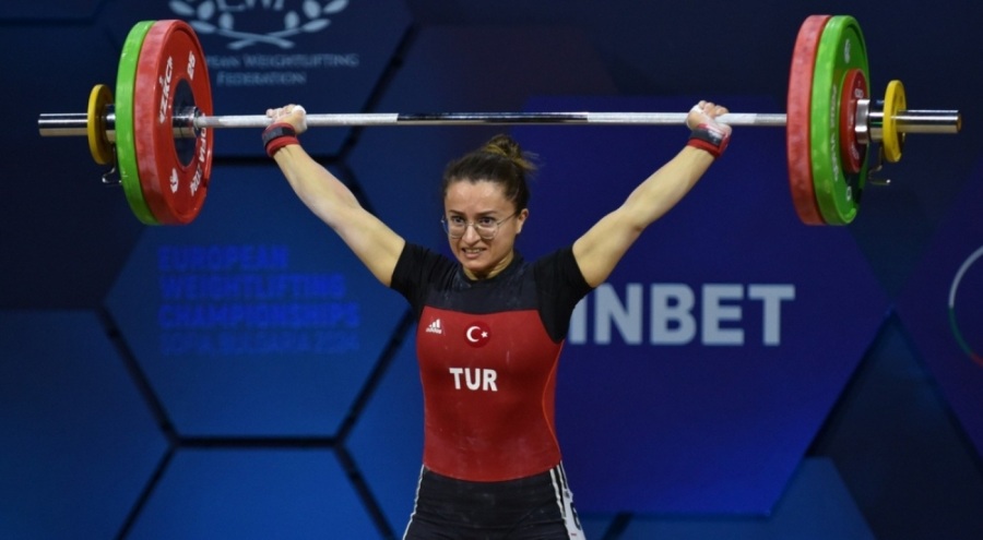Milli halterci Aysel Özkan Avrupa'da bronz madalya kazandı