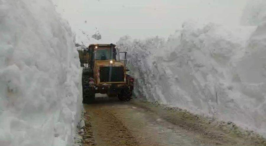 Hakkari'de 5 metrelik kar tüneli!