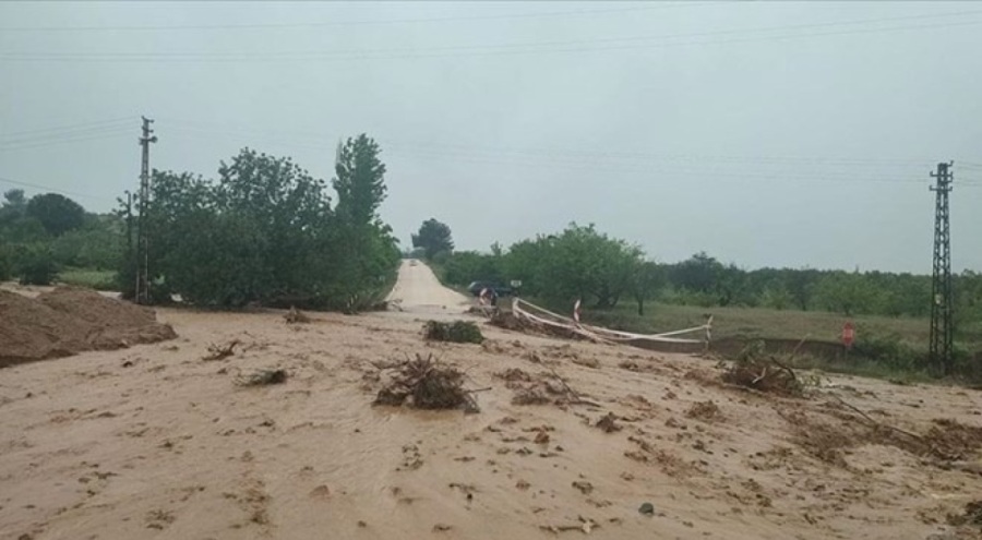 Bilecik'te sel sonucu tarım arazilerini ve yolları su bastı
