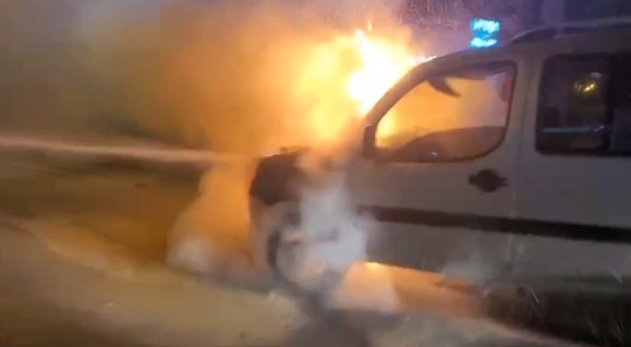 Seyir halindeki araç alev topuna döndü