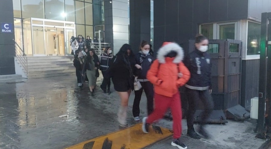 Masaj salonlarına fuhuş operasyonu!