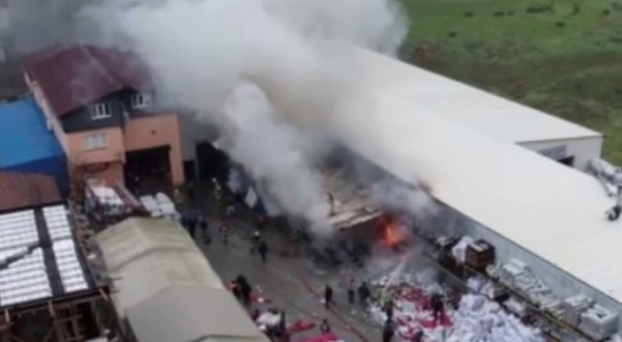 Plastik üretim imalathanesinde yangın