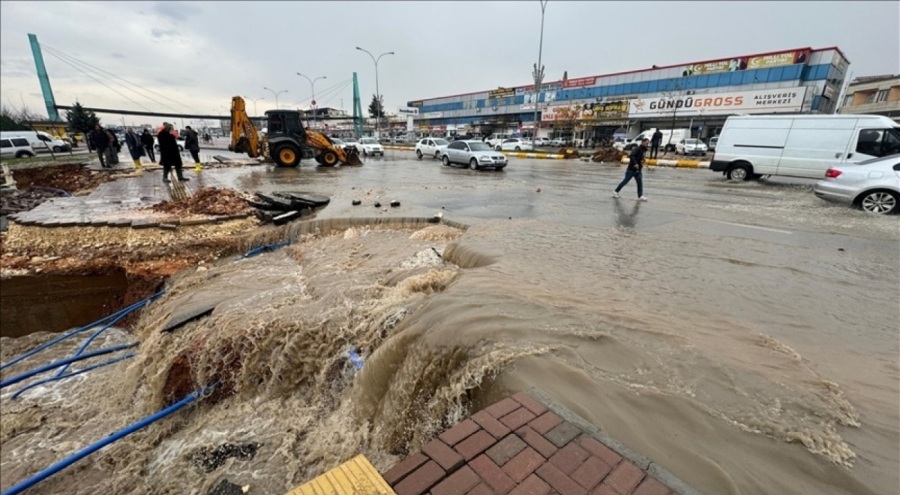 Şanlıurfa'da sağanak yağış hayatı olumsuz etkiliyor