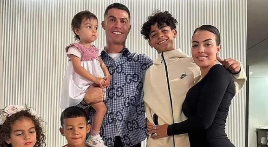 Vücudunu saran elbisesiyle verdiği poz İran'da sansürlenince Ronaldo'nun sevgilisi gündem oldu