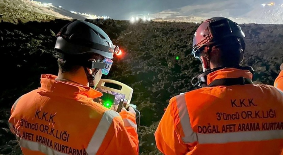 Maden faciasında göçük altında kalan kamyonun parçaları bulundu