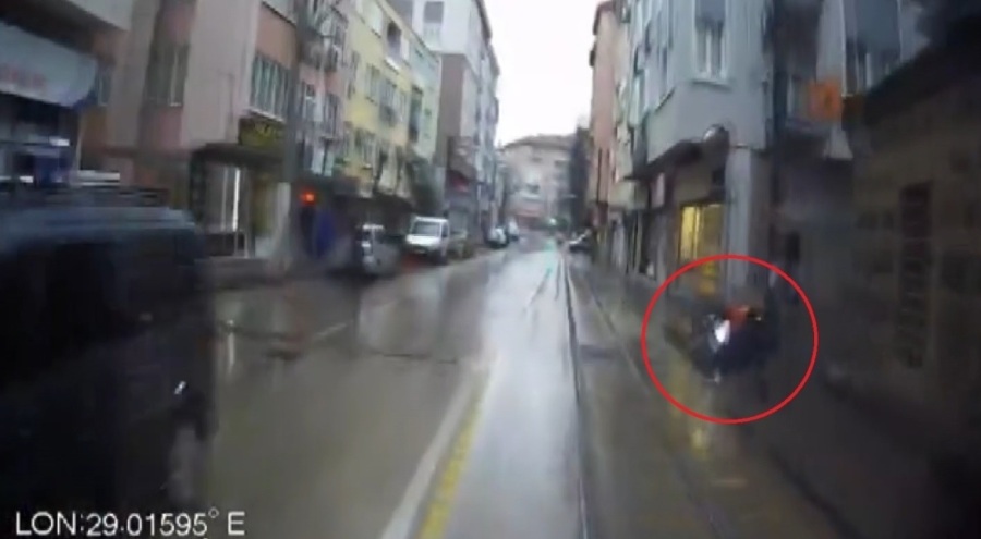 Bursa'da faciaya kıl payı! Sürücüsüz motosiklet yokuş aşağı kaydı
