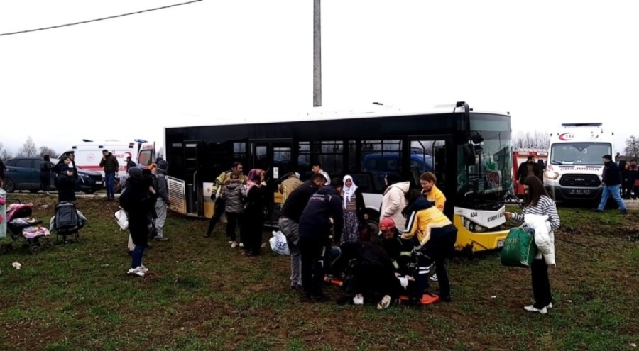 Bursa'da halk otobüsüyle otomobil kafa kafaya çarpıştı! İşte kaza anı