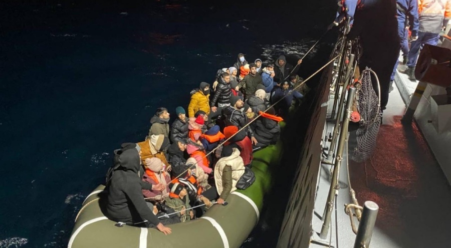 Çanakkale açıklarında 49 düzensiz göçmen kurtarıldı