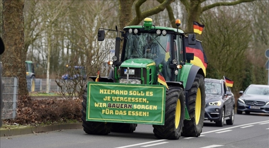 Almanya'da çiftçiler hükümeti protesto etti