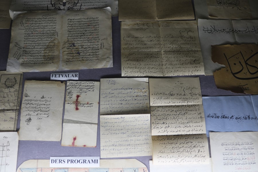 Bursa'da yüzlerce yıllık el yazması ve nadir eserlere sahip çıkılıyor
