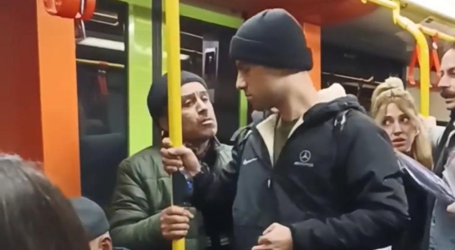 Bursa'da metroda müzik çalarak para toplayan gençler ile vatandaşlar arasında kavga!