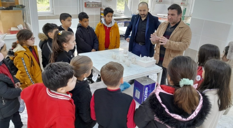 BUÜ İznik Meslek Yüksekokulu ile İznik Milli Eğitim Müdürlüğü arasında imzalanan "Çocuklarımız Atölyede Ustalarımız Okullarda" projesinde çocuklar eğitim aldı