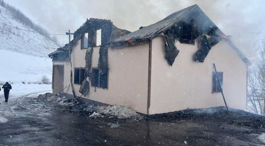 Yangın sonucu 2 katlı köy konağı ve muhtarlık küle döndü
