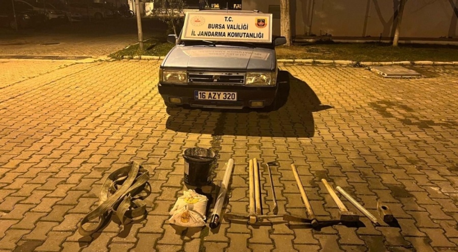 Bursa'da Roma dönemine ait mezarı asitle eritmeye çalıştılar! Jandarma yakaladı