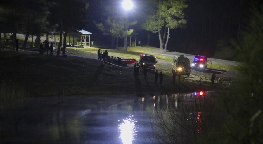 Gölete düşen araçtaki bir kişi kayıp